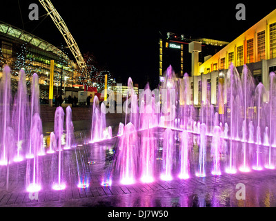 Wembley Arena di notte mostra fontane, Wembley, London, England, Regno Unito Foto Stock