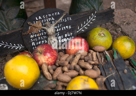 Cibo decorare una tomba di Teotitlan del Valle cimitero durante il giorno dei morti in Teotitlan del Valle, Oaxaca, Messico Foto Stock