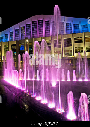 Wembley Arena di notte mostra fontane, Wembley, London, England, Regno Unito Foto Stock