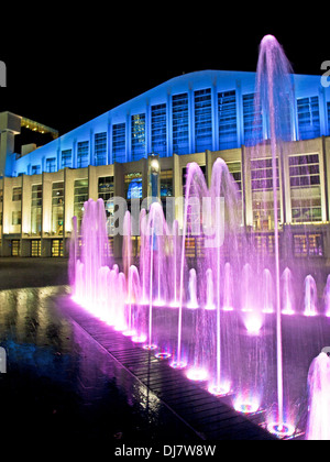 Wembley Arena di notte mostra fontane, Wembley, London, England, Regno Unito Foto Stock