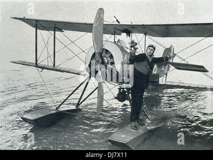 Un militare inglese persona rilascia un piccione portante da un idrovolante britannico nel Mare del Nord durante la guerra mondiale I. Foto Stock