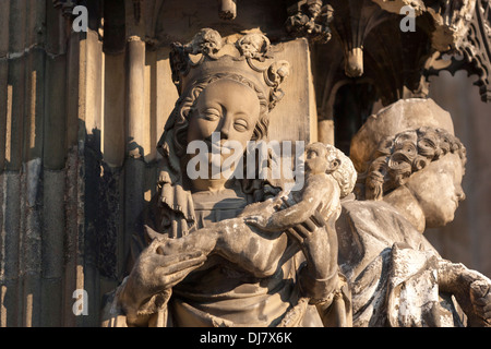 Vergine Maria e Gesù la scultura nella parte anteriore di Ulm Minster, più alte del mondo guglia della chiesa, GERMANIA Baden-Wuerttemberg Foto Stock