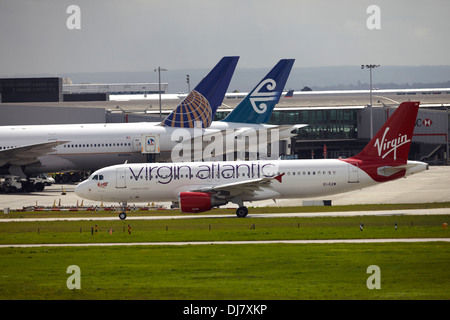 Virgin Atlantic Airbus A320 in rullaggio a London Heathrow Airport Foto Stock