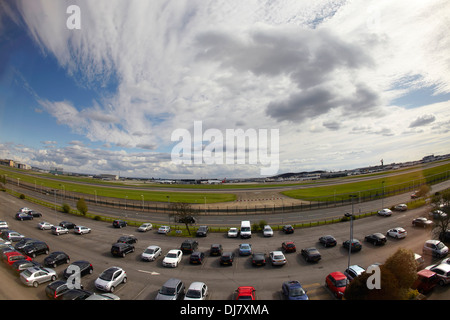 Vista dal Marriott Renaissance Hotel che si affaccia sulla pista di atterraggio all'Aeroporto di Londra Heathrow Foto Stock