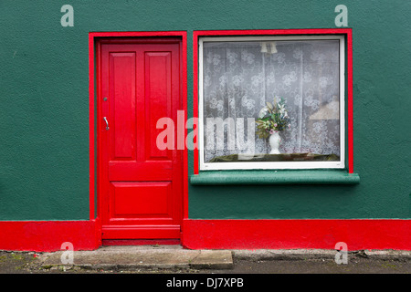 Dipinto di rosso porta e finestra sulla strada, Kilfenora, Co. Clare, Irlanda Foto Stock