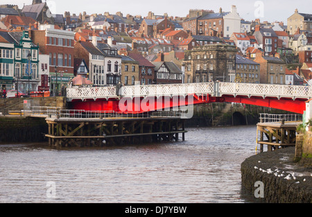 Whitby ponte girevole dipinto luminosamente visto dal lato est del fiume Esk Foto Stock