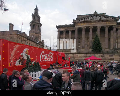 PRESTON, LANCASHIRE, Regno Unito. Il 24 novembre 2013. Coca Cola Natale visite carrello Preston il 2 ° giorno del suo mese lungo tour del Regno Unito. Credit: Sue Burton/Alamy Live News Foto Stock