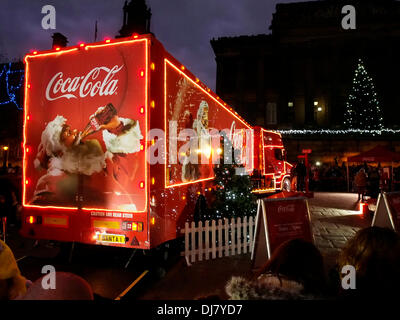 PRESTON, LANCASHIRE, Regno Unito. Il 24 novembre 2013. Coca Cola Natale visite carrello Preston il 2 ° giorno del suo mese lungo tour del Regno Unito. Credit: Sue Burton/Alamy Live News Foto Stock