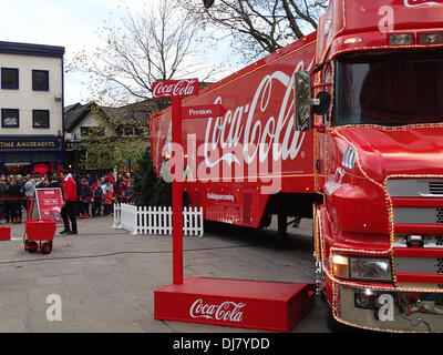 PRESTON, LANCASHIRE, Regno Unito. Il 24 novembre 2013. Coca Cola Natale visite carrello Preston il 2 ° giorno del suo mese lungo tour del Regno Unito. Credit: Sue Burton/Alamy Live News Foto Stock