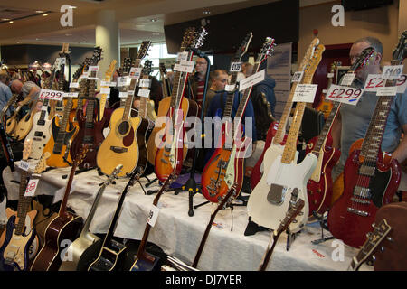 Chitarre in vendita al Merseyside Guitar Show di Aintree. Uno dei più grandi spettacoli regionali del Regno Unito dedicati alle chitarre, il Merseyside Guitar show è composto da quattro piani con espositori, collezionisti e rivenditori. Lo spettacolo offre ai partecipanti un'opportunità unica per acquistare, vendere e commerciare nuove chitarre, amplificatori e accessori d'epoca e di seconda mano, con speciali occasioni di spettacolo che aiutano nella fase di arrivo a Natale. Foto Stock