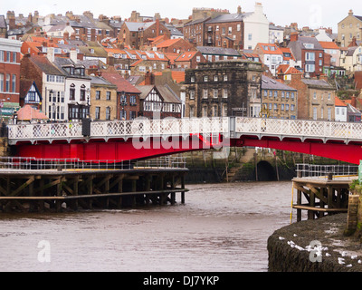 Whitby ponte girevole dipinto luminosamente visto dal lato est del fiume Esk Foto Stock