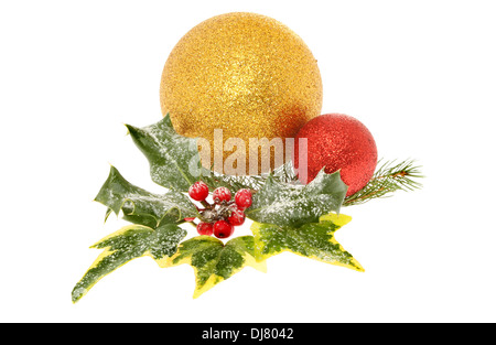 Decorazione di natale di fogliame stagionale e oro e rosso baubles isolata contro bianco Foto Stock