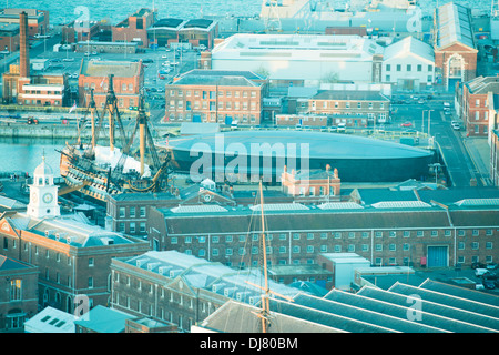 HMS Victory e la Mary Rose museum in vista aerea attraverso lo Storico Cantiere Navale di Portsmouth Foto Stock