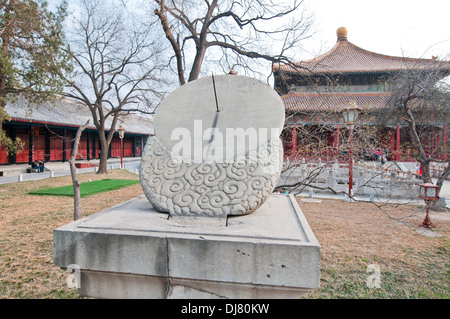 Meridiana di fronte Biyong nel Palazzo di Pechino Guozijian comunemente conosciuto come Accademia Imperiale o collegio a Pechino in Cina Foto Stock