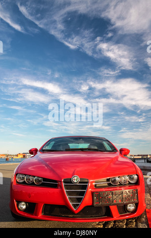 Rossa Alfa Romeo Auto sportiva (vista frontale) con cielo blu Foto Stock