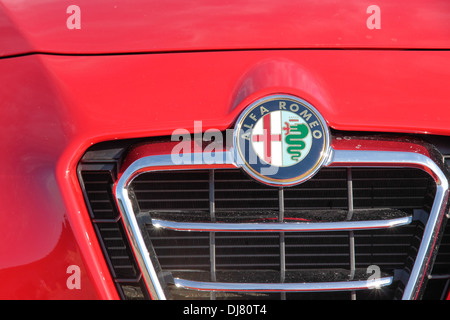 Alfa Romeo logo su auto sportiva rossa Foto Stock