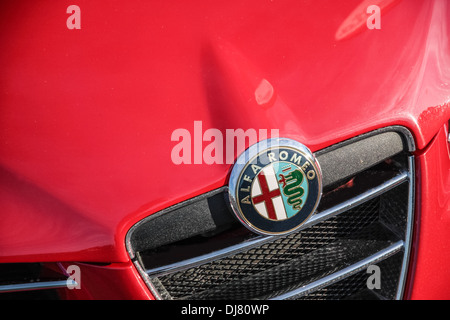 Alfa Romeo logo su auto sportiva rossa Foto Stock