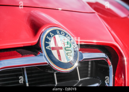 Alfa Romeo logo su auto sportiva rossa Foto Stock