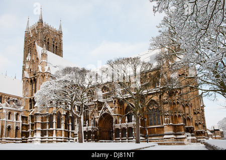 Cattedrale di Lincoln e alberi in primo piano, coperto di neve in una fredda giornata invernale Foto Stock