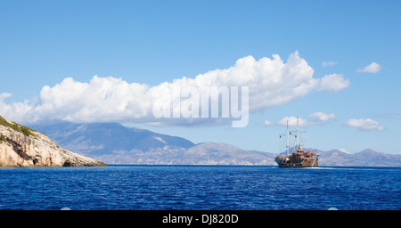 Barca vicino alla costa di Zante, isole Ionie, Grecia. Zante è una famosa destinazione turistica Foto Stock