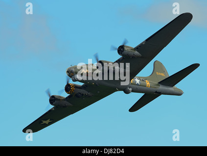 Il USAF Boeing B17 Flying Fortress WW2 bombardiere, Sally B,volare a Duxford Air show. Regno Unito 2013 Foto Stock