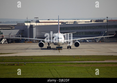 TAM Linhas Aéreas Airlines Airbus A330 il brasiliano della marca del LATAM Airlines Group in rullaggio a London Heathrow Airport Foto Stock