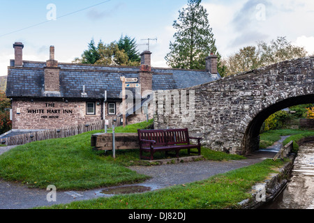 Ponte sul Monbuthshire e Brecon Canal a Talybont ON Usk presso il White Hart Inn Foto Stock