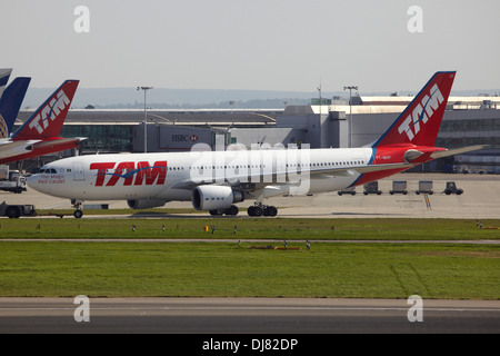TAM Linhas Aéreas Airlines Airbus A330 il brasiliano della marca del LATAM Airlines Group in rullaggio a London Heathrow Airport Foto Stock