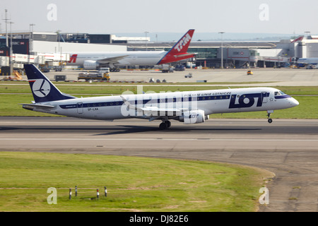 Le Linee Aeree Polacche LOT Embraer 195 l'atterraggio all'Aeroporto di Londra Heathrow Foto Stock