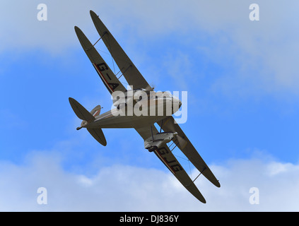 Scottish Airways 1930s de Havilland Dragon Rapide biplanari a volare a Duxford Air show. Regno Unito 2013 Foto Stock