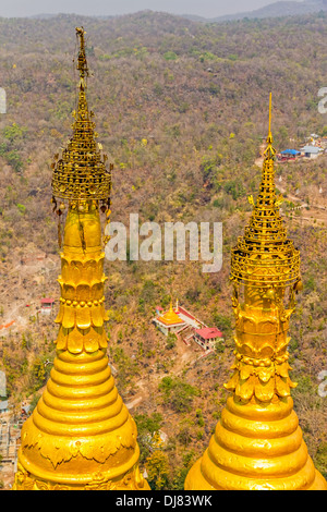 Popa Taungkalat monastero in cima ad uno sperone del Monte Popa vulcano Monte Popa, Myanmar. Foto Stock