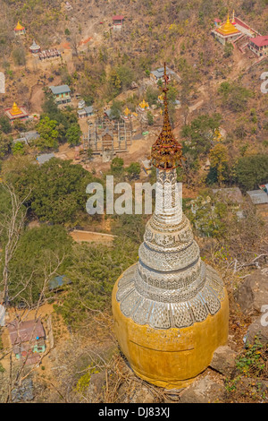 Popa Taungkalat monastero in cima ad uno sperone del Monte Popa vulcano Monte Popa, Myanmar. Foto Stock