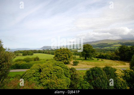 Affacciato sulla campagna verso il Menai Strait e Conwy Bay vicino a Bangor Wales Foto Stock