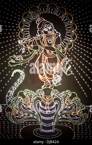 Coloratissima rappresentazione di dio Krishna utilizzando le luci a LED, Ganesh Festival di Pune, Maharashtra, India Foto Stock
