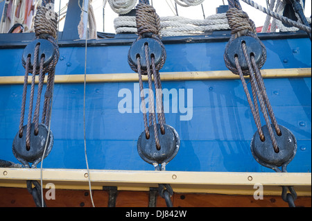 Rigging e corde di una vecchia nave a vela Foto Stock