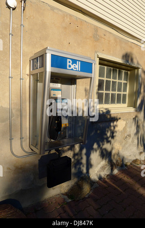 Un telefono pubblico stand in un parco di Toronto. Foto Stock