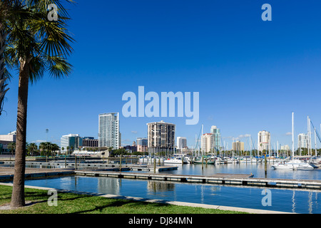 La Marina e dello skyline della città da Albert Whitted Park, St Petersburg, in Florida, Stati Uniti d'America Foto Stock