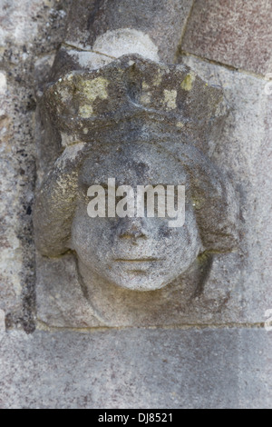 Faccia di pietra / gargoyle su San Edwards campanile di una chiesa in Corfe Castle, Dorset, Inghilterra Foto Stock
