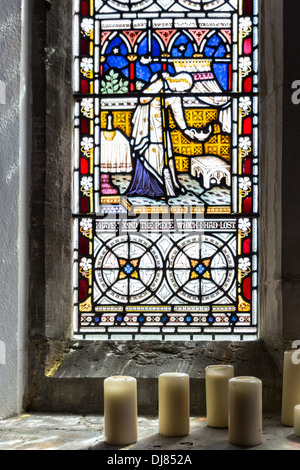 Close up della vetrata della St Edwards Chiesa, Corfe Castle, Dorset, Inghilterra. Foto Stock