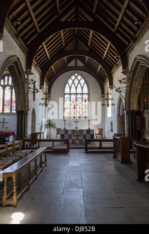 Interno della St Edwards Chiesa, Corfe Castle, Dorset, England, Regno Unito Foto Stock