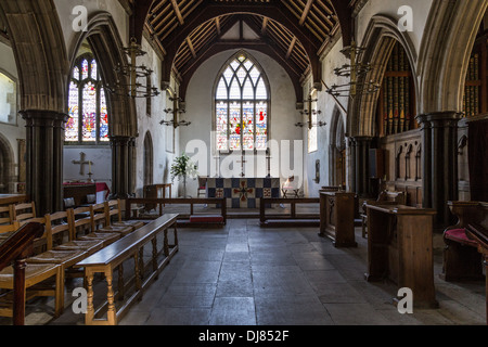 Interno della St Edwards Chiesa, Corfe Castle, Dorset, England, Regno Unito Foto Stock