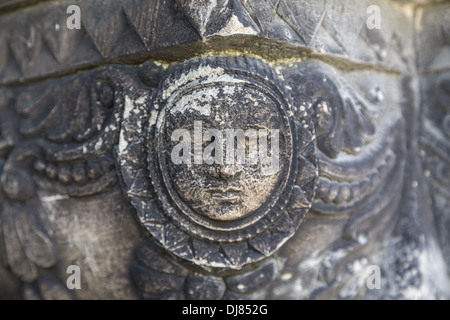 Faccia di pietra / gargoyle su San Edwards campanile di una chiesa in Corfe Castle, Dorset, Inghilterra Foto Stock