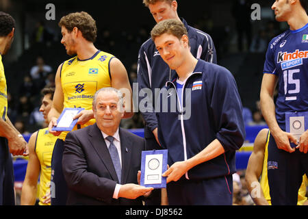 Tokyo Metropolitan Gymnasium, Tokyo, Giappone. 24 Novembre, 2013. Dmitriy Muserskiy (RUS), 24 novembre 2013 - Pallavolo : FIVB World Grand Champions Cup uomini vittoria cerimonia al Tokyo Metropolitan Gymnasium, Tokyo, Giappone. Credito: YUTAKA AFLO/sport/Alamy Live News Foto Stock