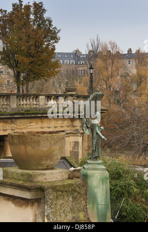 Il re Edoardo VII Memorial (Angelo della Pace) situato nella Parade Gardens, bagno, Somerset, Inghilterra. Foto Stock