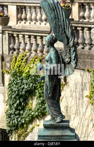 Il re Edoardo VII Memorial (Angelo della Pace) situato nella Parade Gardens, bagno, Somerset, Inghilterra. Foto Stock