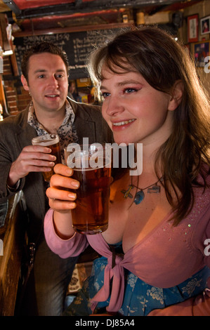 I bevitori a blackboy inn,winchester,hampshire,uk,mostrando ai clienti,comprese le donne,bere birra. Foto Stock