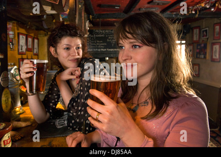 I bevitori a blackboy inn,winchester,hampshire,uk,mostrando ai clienti,comprese le donne,bere birra. Foto Stock