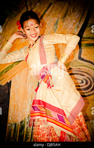 Bihu, Assamese tribù di eseguire la tradizionale danza Bihu a Namdapha eco festival culturali, Miao, Arunachal Pradesh, India Foto Stock