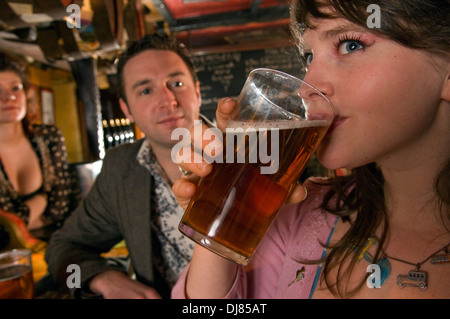 I bevitori a blackboy inn,winchester,hampshire,uk,mostrando ai clienti,comprese le donne,bere birra. Foto Stock