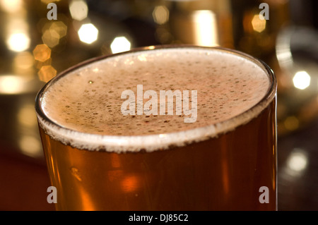 I bevitori a blackboy inn,winchester,hampshire,uk,mostrando ai clienti,comprese le donne,bere birra. Foto Stock